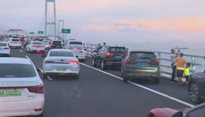 深中通道開通24小時錄12.5萬車流量 停車「打卡」罰200人民幣兼扣9分