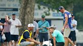 En el PGA Championship de golf, un jugador le pegó un pelotazo a otro, que quedó conmocionado y logró terminar la segunda vuelta como pudo