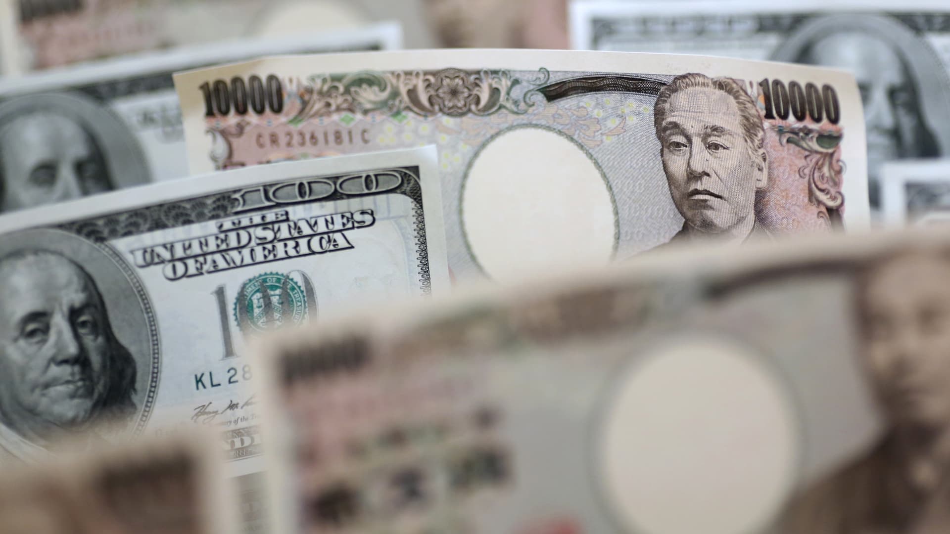 Yen weakens on last minute doubts about BOJ hike