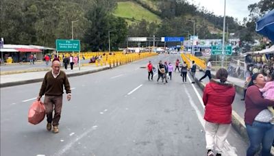 Delegados del Gobierno de Colombia exigen el desbloqueo total del puente de Rumichaca para avanzar en los diálogos