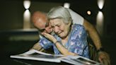 Su suegra nunca tuvo un álbum de casamiento y 62 años después, le regaló el primero: su reacción conmovió a todos