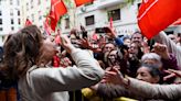 La cúpula del PSOE corta el Comité Federal para unirse a los manifestantes