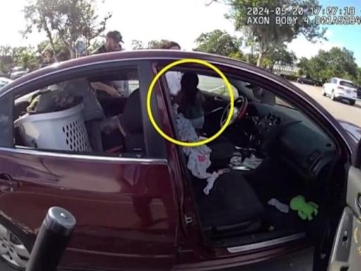 Policía de Florida rescata a niña de 1 año encerrada en un auto