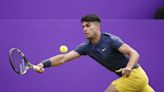 Carlos Alcaraz comenzó su defensa del ATP de Queen’s con un triunfo sobre Francisco Cerúndolo