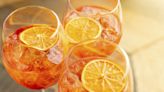 L’Aperol spritz, le cocktail phare de l’été, est-il très calorique ? L’avis tranché du médecin nutritionniste Jean-Michel Cohen