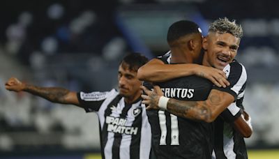 Botafogo mantiene el liderato del fútbol en Brasil, con Palmeiras y Flamengo al acoso