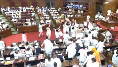 UP Assembly session: Samajwadi Party protests floods, law and order situation - CNBC TV18