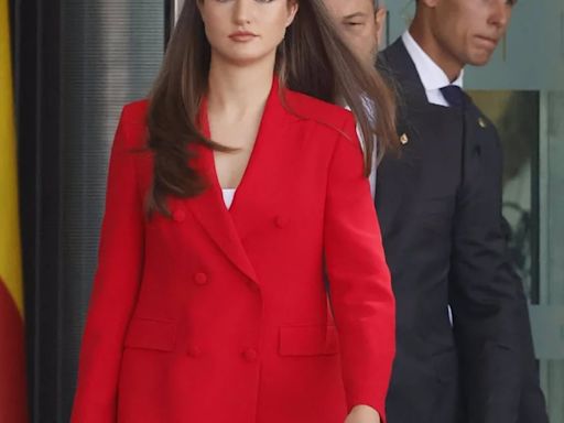 La Princesa Leonor, todo al rojo con un impactante look muy 'español' en su primer viaje al extranjero