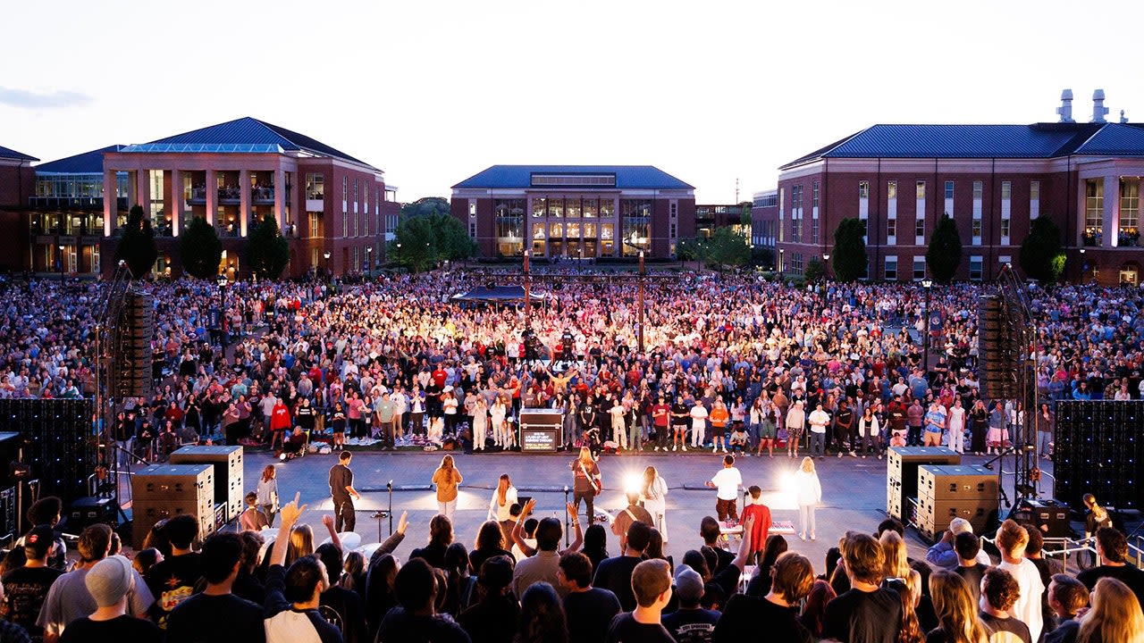 Liberty University holds massive, public prayer gathering as anti-Israel mobs get arrested at Columbia, USC