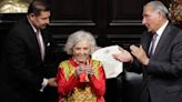 Elena Poniatowska recibe Medalla Belisario Domínguez