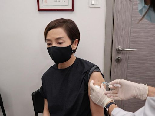 毛舜筠擔任RSV教育大使 對抗RSV高峰期 第一時間「教育」老公 二人結伴接種疫苗 | am730