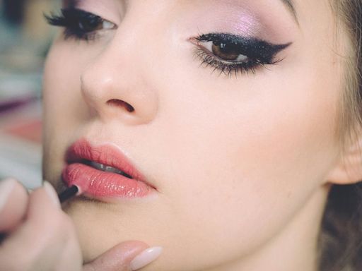 4 Very Common Makeup Habits That Can Cause Blindness