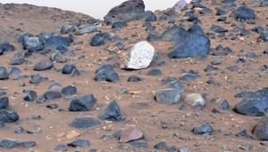 Scientists puzzled over bright rock never seen before on Mars | Fox 11 Tri Cities Fox 41 Yakima