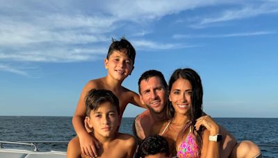 Antonela Roccuzzo abre álbum de fotos de passeio de barco com Lionel Messi e filhos