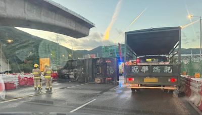 粉嶺公路貨車自炒翻側 消防救出被困司機