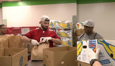 Baker Mayfield helps volunteer with Fifth Third Bank at Feeding Tampa Bay