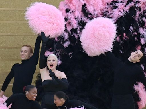 Lady Gaga envuelta en plumas ha cantado ‘Mon truc en plumes’ de Zizi Jeanmaire en la inauguración de los Juegos Olímpicos 2024