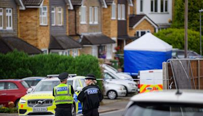 Une chasse à l'homme en cours au Royaume-Uni après un triple meurtre choquant