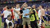 Morata, atropellado por un empleado de seguridad del estadio en plenas celebraciones por la clasificación, podrá estar en la final de Berlín