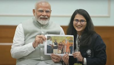 PM Narendra Modi Receives Special Gift From India Chess Star Vantika Agarwal After Double Gold Win | Chess News