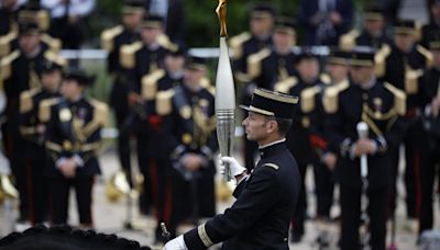 En imágenes: así ha sido la llegada de la llama olímpica a París