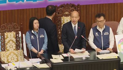 綠黨團控「舉手表決算錯人」！ 韓國瑜嘆：4綠委在外抽菸