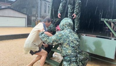 南台灣泡水中！國軍挺進災區涉泥水助災民撤離