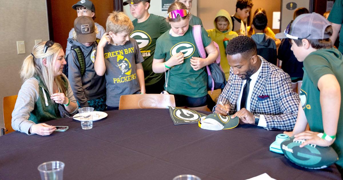 Chippewa Falls school counselor takes elementary students to Lambeau Field as part of educator prize