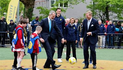 Técnicas de fútbol y tiros libres: los momentos más divertidos del rey Felipe VI en su visita a Países Bajos