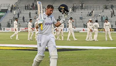 Record-breaking Root helps England dominate Pakistan in first Test