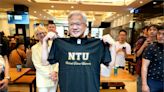 野生黃仁勳出沒台大校園！ 收到校長「NTU T恤」超開心比量-台視新聞網