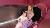 Las hijas de Nicky Hilton debutan en público con su madre