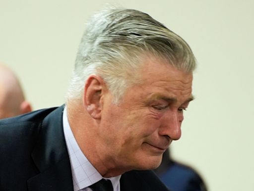 Alec Baldwin rompe a llorar junto a su mujer Hilaria tras salir libre en su juicio por homicidio involuntario