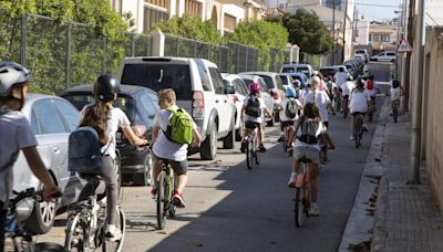 Más de 200 niños montan en bicicleta para fomentar el transporte sostenible