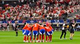 Aficionados chilenos se ponen a ver el partido de Chile de la Copa América en pleno velatorio