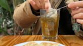 Un bar porteño ofrece un mate cocido con cuatro galletas de agua por $ 1000: se hizo viral y generó debate | Por las redes