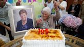 Así fue el emotivo cumpleaños de María Fernández: una enorme tarta y regalos para celebrar sus 105 años