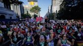 Cientos de mujeres vuelven a protestar en Brasil contra penar el aborto como un homicidio