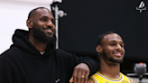 LeBron James renueva con los Lakers por dos años y $104 millones. Jugará con su hijo que también firma contrato