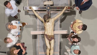 La espectacular imagen del Cristo de la Misericordia de Granada en el taller donde será restaurada esta talla de José de Mora