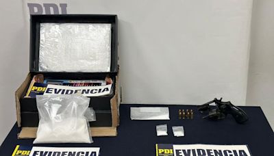 PDI detiene en hombre que recibiría encomienda con casi un kilo de ketamina en Santiago: la droga provenía de Países Bajos - La Tercera