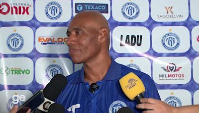 Time vence clássico, técnico chora e revela homenagem póstuma de atletas ao seu pai, vítima de câncer