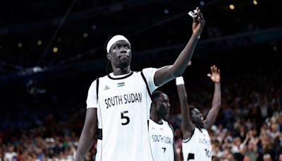 Sudán del Sur, el país más joven del mundo, copó la escena en París: confundieron su himno, no se desenfocaron y superaron a Puerto Rico