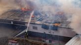 Los vecinos de las calles próximas al edificio de Policía Municipal se enfrentan al humo provocado por el incendio