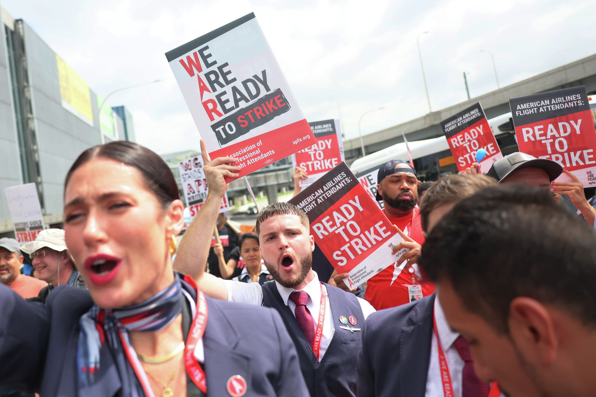 American Airlines attendants are picketing—again