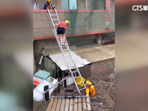 豪雨襲！ 彰化大城水淹1樓高 警消架梯救出2受困民眾