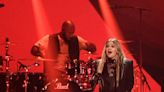 Kelly Clarkson Runs Off Stage After Experiencing Wardrobe Malfunction
