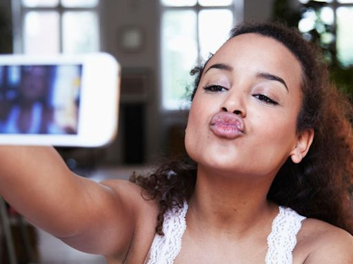 Qué es el mewing que cientos de miles de personas practican para sus selfies (y qué complicaciones puede traer)