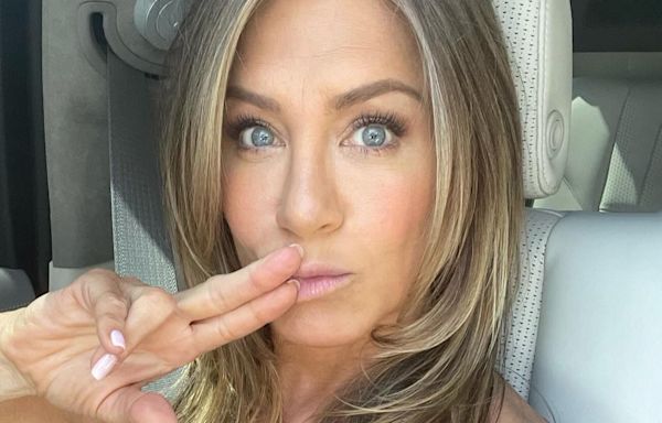 Jennifer Aniston flashes her abs in a crop top and leggings for gym selfie