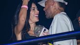 Neymar e Bruna Biancardi são flagrados aos beijos em show do Thiaguinho em SP